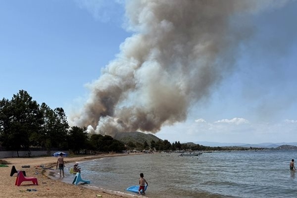 Борбата с огъня на Халкидики, не стига вода, евакуират туристи