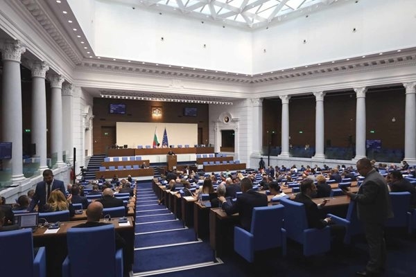 Парламентът обсъжда четвъртия вот на недоверие към кабинета Желязков