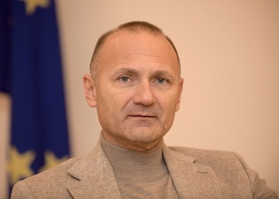Антикорупционната комисия поде Боташ - претърсват къщите на Росен Христов и Деница Златева