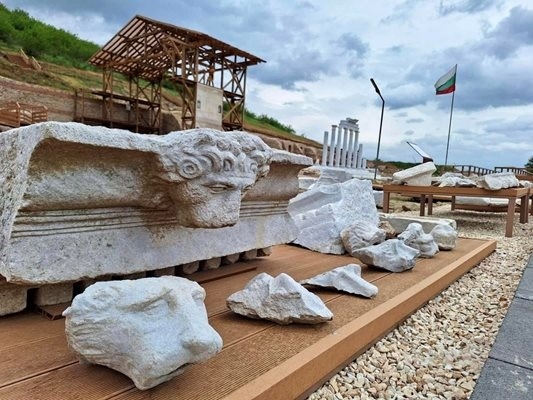 Откриха неограбен гроб с богат инвентар и запазени кости на Хераклея Синтика