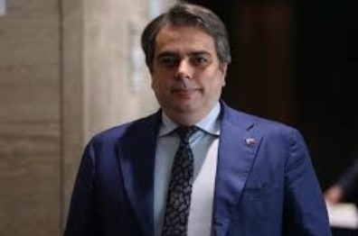 Асен Василев обяви, че се отказва от имунитета си