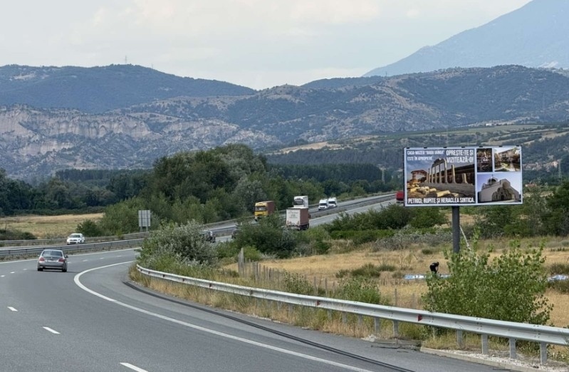 Петрич рекламира Баба Ванга с билборди на румънски език