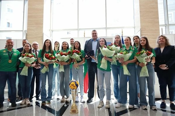 Посрещнаха на крака волейболните шампионки