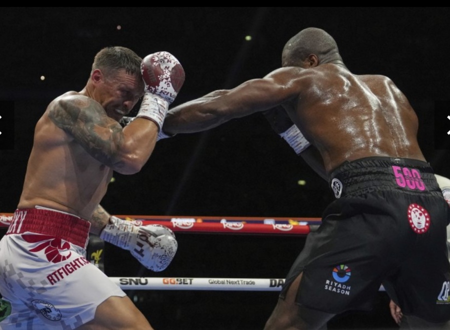 Усик нокатуира Дюбоа и се нареди до най-великите в бокса