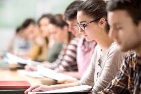 Депутатите намалиха таксата за платено обучение с 40%