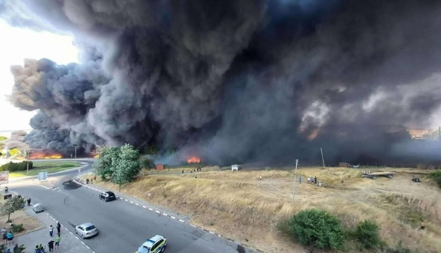 Овладян, но не потушен е пожарът в Средец
