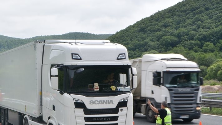 Спират тежките камиони по пътищата в 8 области заради жегата