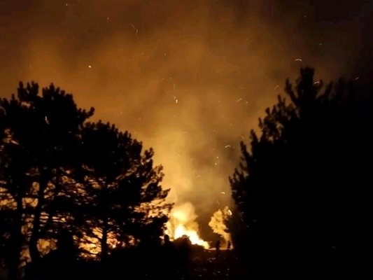 Военен хеликоптер се включва в гасенето на пожара в Илинденци