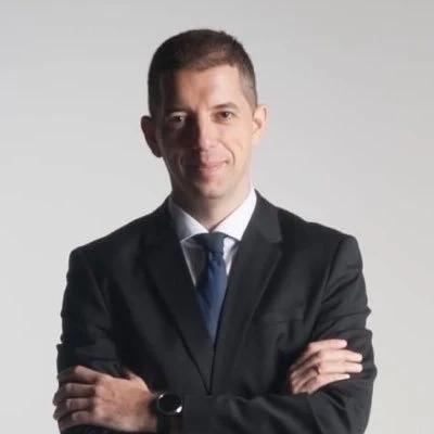 Нападнаха външния министър на Сърбия, докато се разхожда с трите си дъщери