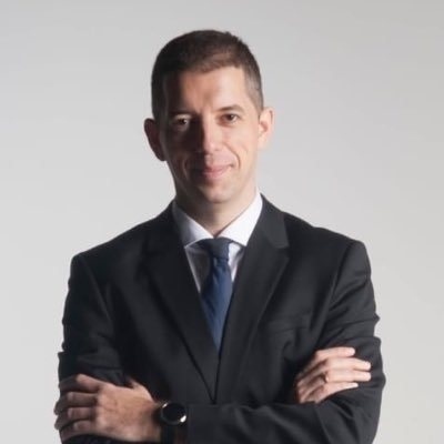 Нападнаха външния министър на Сърбия, докато се разхожда с трите си дъщери