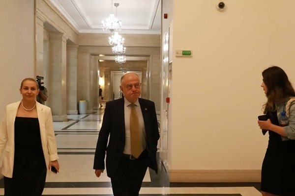 Атанас Атанасов: Руското посолство няма правно основание да ползва имота на язовир Искър