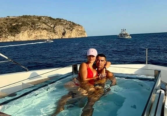 Кристиано Роналдо на почивка с яхтата си в Халкидики