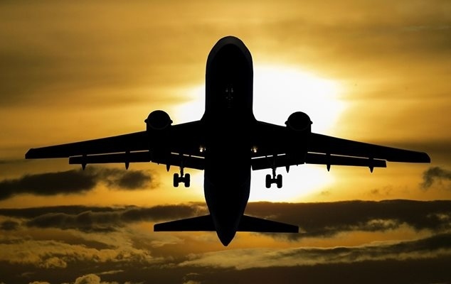 Самолет за Амстердам кацна аварийно заради силна турбуленция, най-малко 25 са ранени