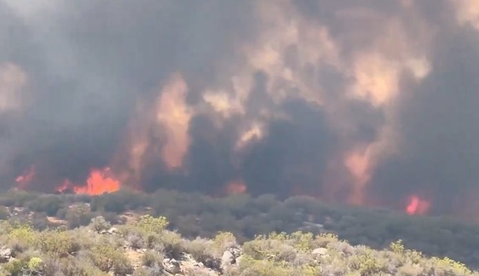 Голям пожар заплашва Калифорния, трима души пострадаха