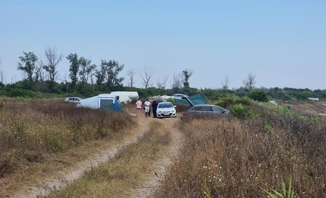 Румънски каравани са завладели дюните в Дуранкулак, Крапец и Езерец
