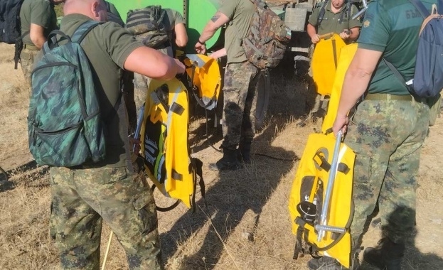 Военнослужещи за пореден ден помагат в гасенето на големите пожари в страната