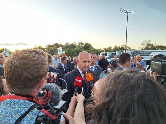 Радев: Властта режисира скандали, за да прикрие своята безпомощност в овладяването на инфлацията и кризите