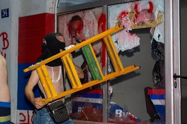 Сълзотворен газ и шокови гранати срещу протестиращи в Сърбия