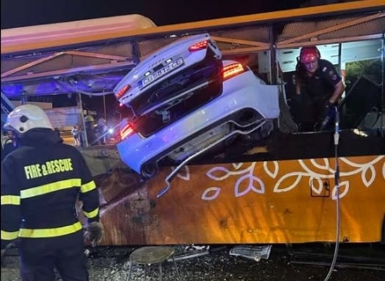 Готова е една от експертизите за катастрофата, при която кола се вряза в автобус