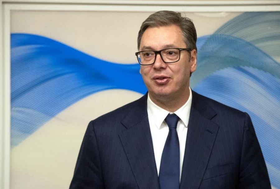 С псувни и освирквания посрещнаха Вучич пред потрошените офиси на партията му
