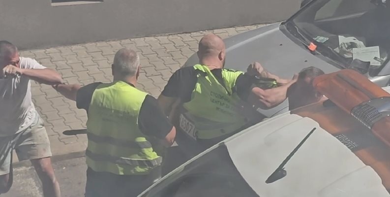 Задържаха общински служител след боя заради поставена скоба в центъра на София