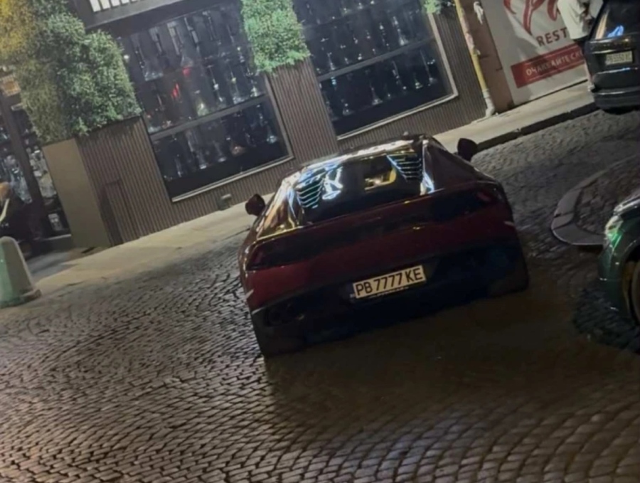 Lamborghini блокира Капана, собственикът му пие чай