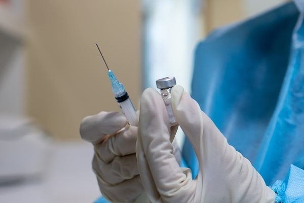 Учени разработват универсална ваксина, която учи имунната система да разпознава и унищожава ракови клетки