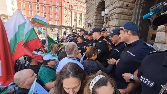 Протестиращи опитаха да щурмуват сградата на Народното събрание