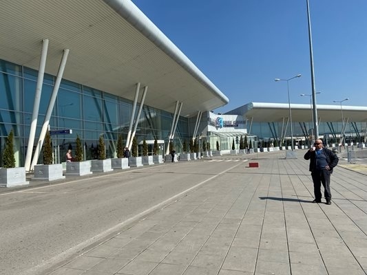 Пътници стояха 3 часа на борда на самолет в София заради повреда