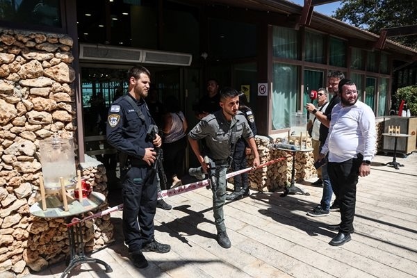 Палестинец намушка гости в хотел край Йерусалим, един е в критично състояние