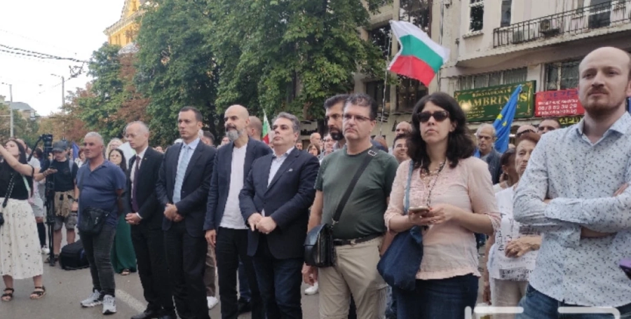 Терзиев, Петков и Василев на протеста в подкрепа на Благомир Коцев пред Съдебната палата в София