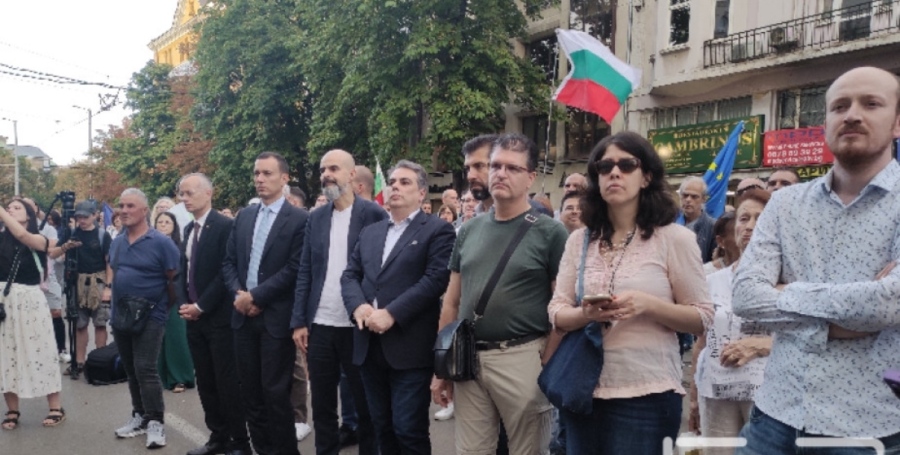Терзиев, Петков и Василев на протеста в подкрепа на Благомир Коцев пред Съдебната палата в София