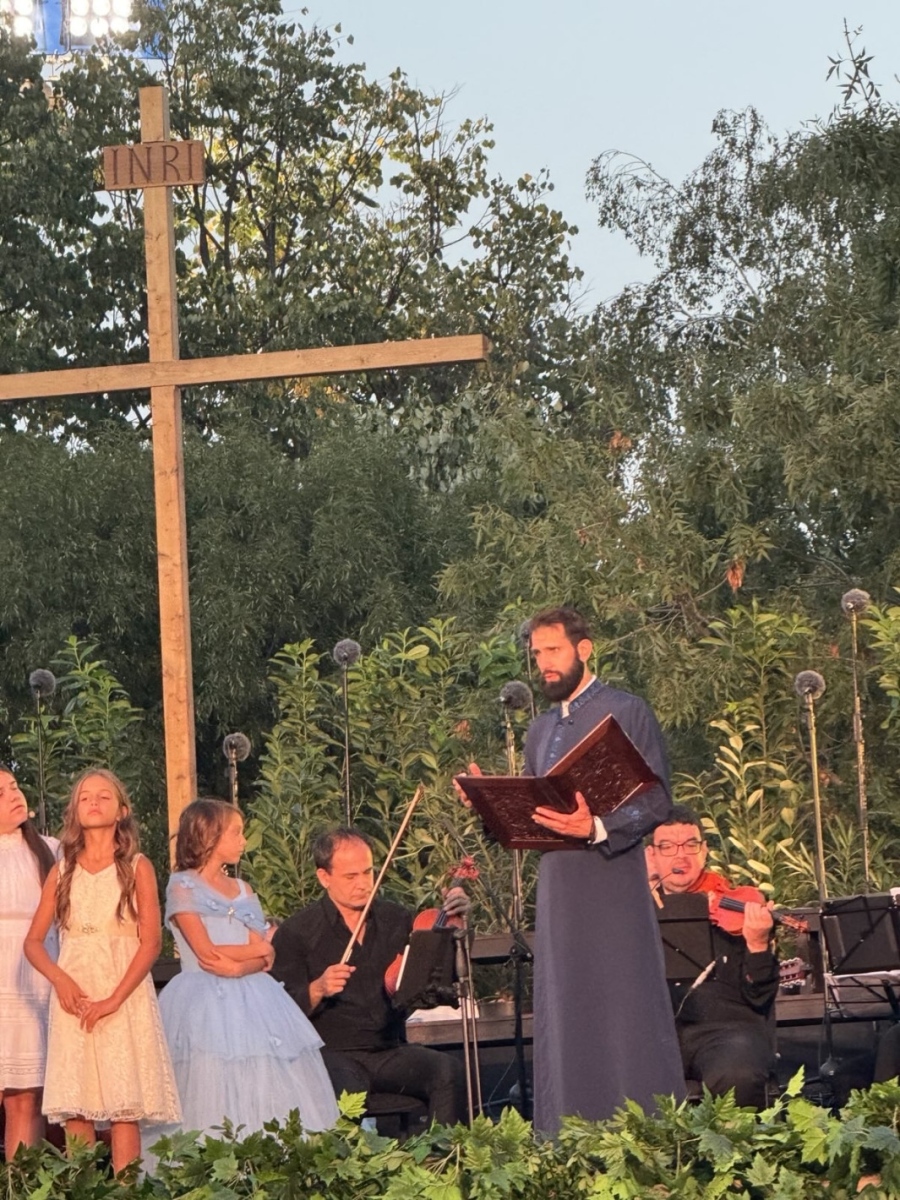 Нашият дом е България и арх. Пламен Мирянов прославиха Светия Кръст със спектакъла ЖИВОТВОРЕНИЕ