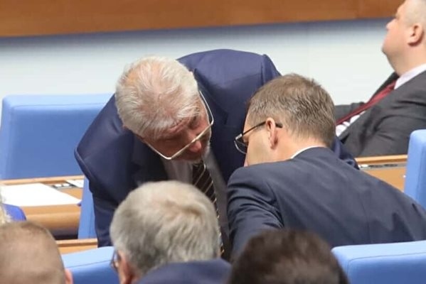 Парламентът прие НСО вече да не вози хората на Радев, опозицията - против