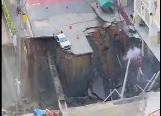 Огромна дупка зейна на оживена улица в Банкок
