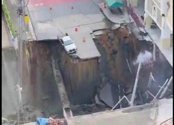 Огромна дупка зейна на оживена улица в Банкок