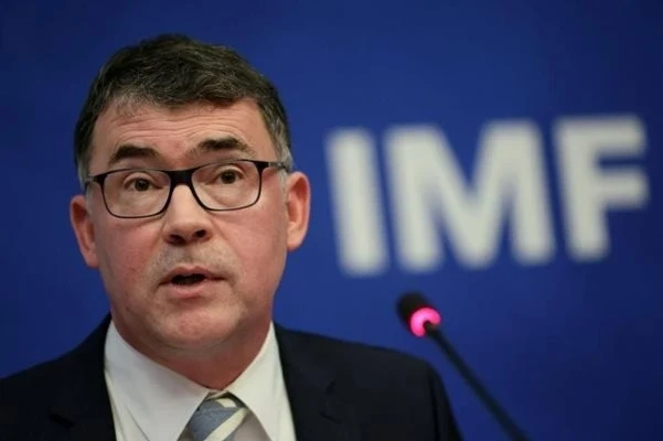 МВФ: Ще прегрее икономиката, ако продължи вдигането на заплатите