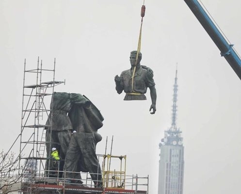Изчезнаха части от Паметника на съветската армия