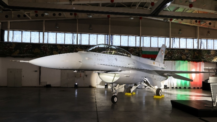 Установен е проблем с първия от доставените за България Ф-16