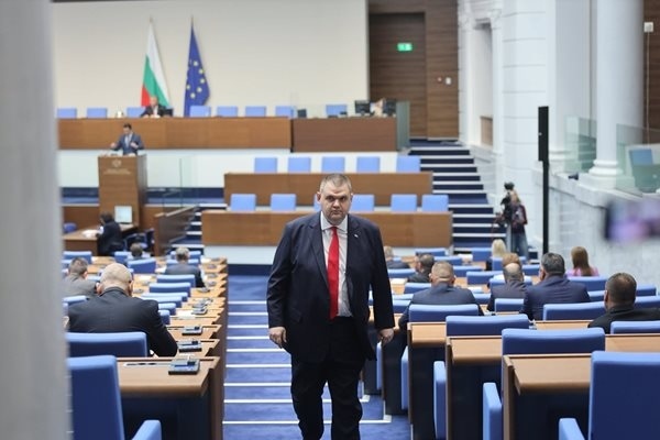  Пеевски: Администрацията на президента е разпищолена