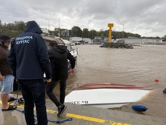 Бургас обяви частично бедствено положение, вилна зона е под вода, има обърнати лодки