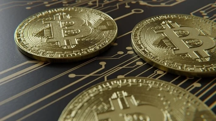 Защо златото и биткойнът скочиха рекордно