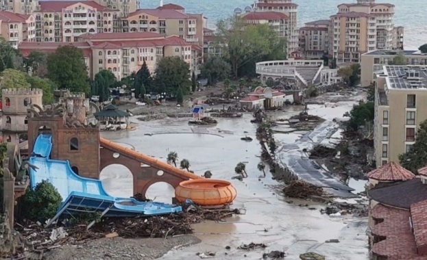 Хотели в реката и без документи. Кой е отговорен за незаконните строежи край морето