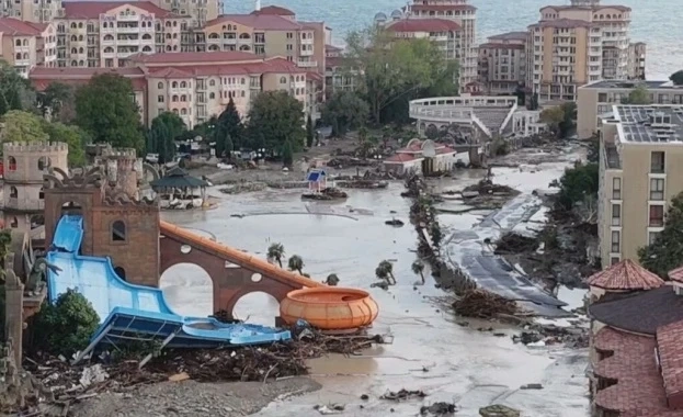 Хотели в реката и без документи. Кой е отговорен за незаконните строежи край морето