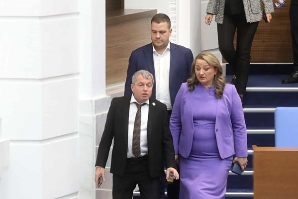Депутатите не прочели закона за личния живот, но го пуснали, 20 часа по-късно четат и го спират