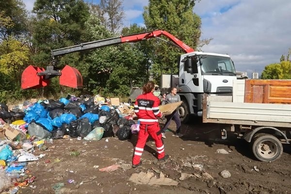 Доброволци събраха боклука от столичния кв. Красно село