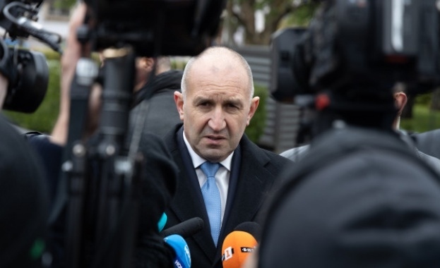 Радев: Основната фигура в парламентарната република - председателят на НС, е сведена до плод и зеленчук
