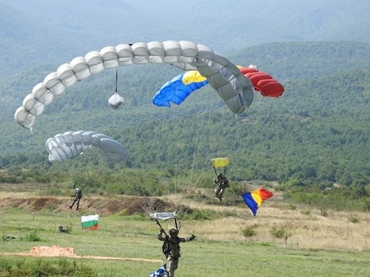 Военен от Специалните сили е тежко пострадал при парашутен скок