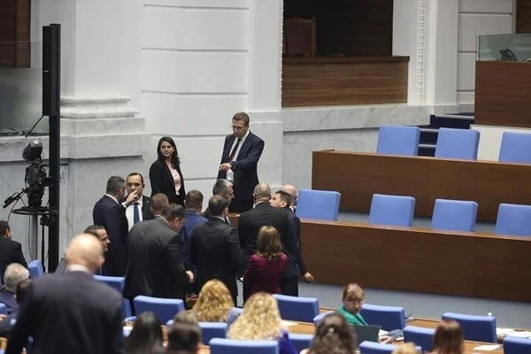 Възраждане и ДПС пред бой в парламента