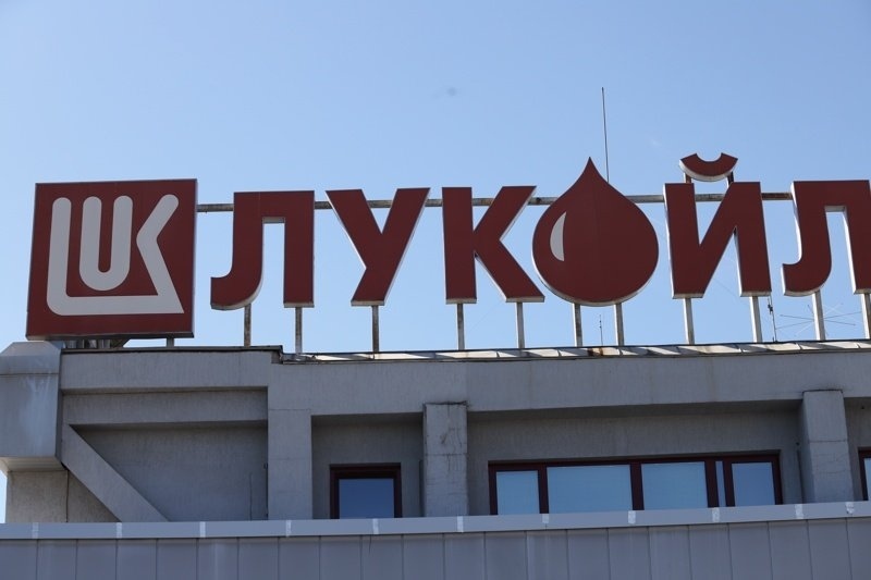 Лукойл България пренасочва плащанията си, държавата предприема мерки